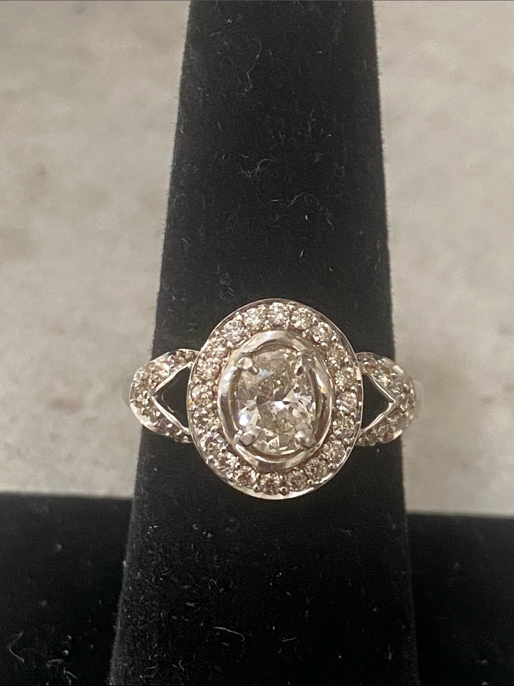 Elegant Vintage 18k gold and Natural mined Diamond Ring